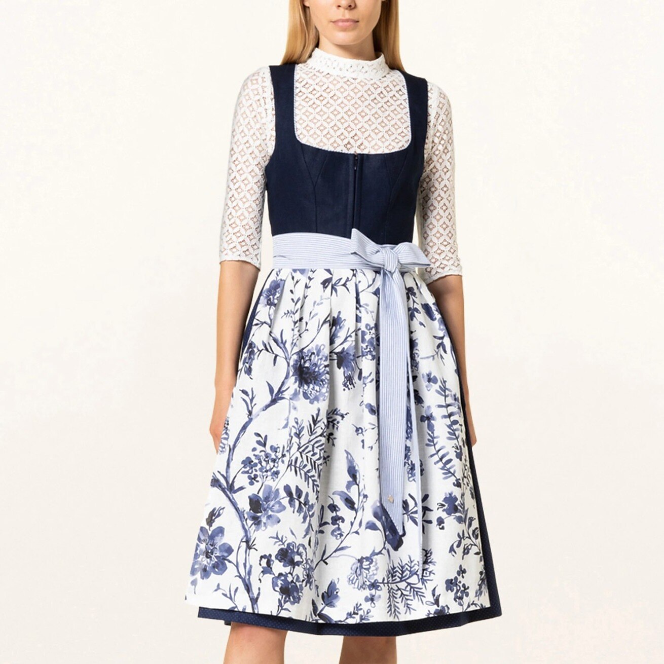 Dirndljurk met blauw bloemenpatroon – Oktoberfest | Romantische klederdracht met schort