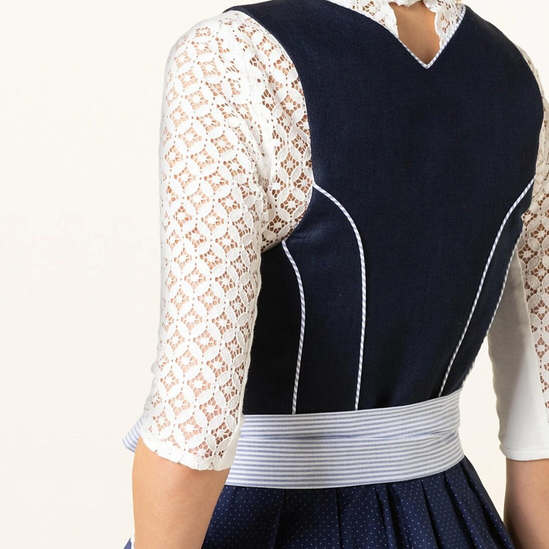 Dirndljurk met blauw bloemenpatroon – Oktoberfest | Romantische klederdracht met schort