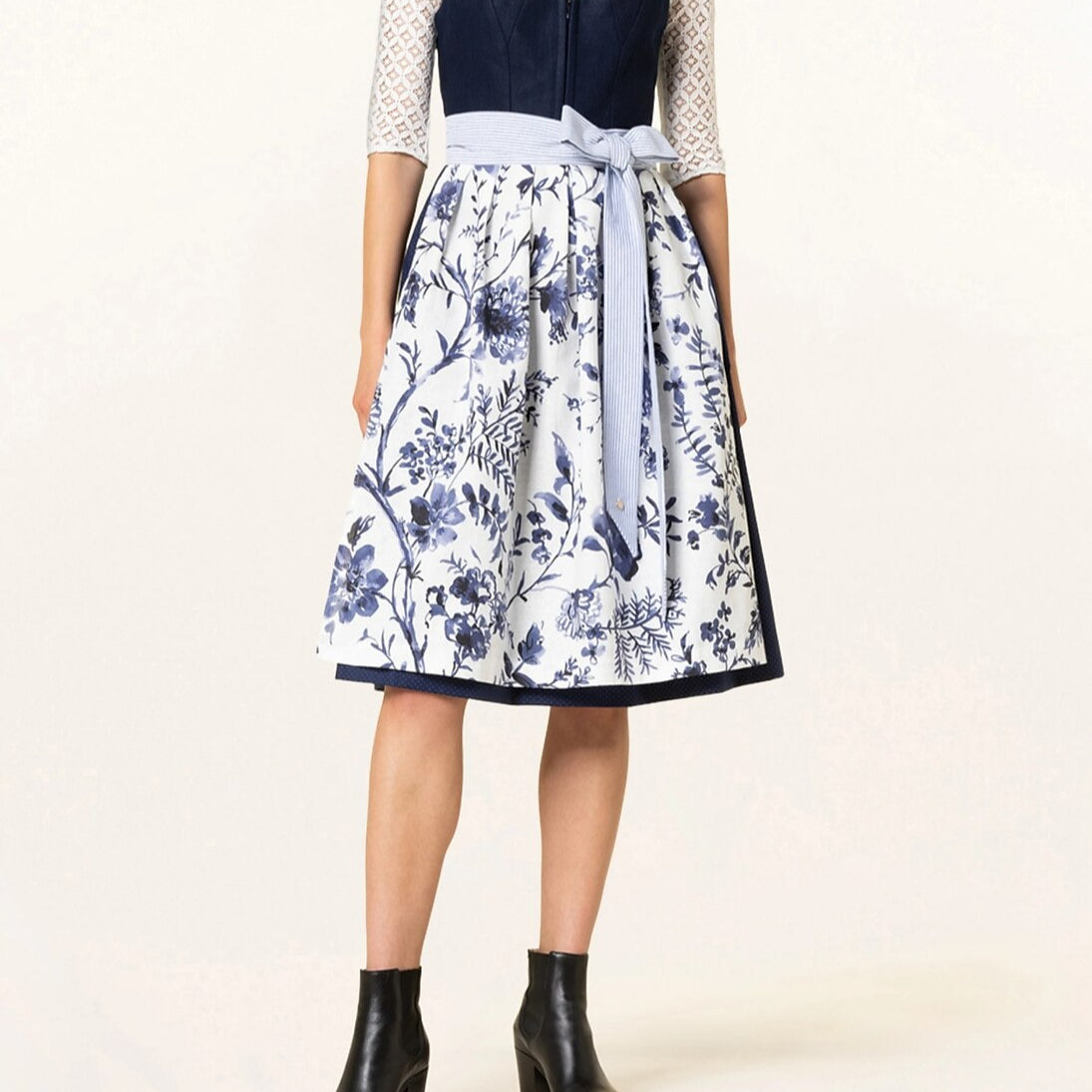 Dirndljurk met blauw bloemenpatroon – Oktoberfest | Romantische klederdracht met schort