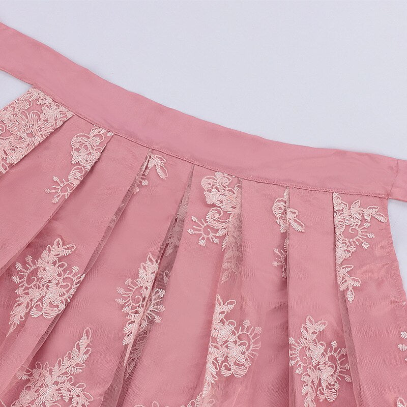 Roze dirndljurk – Oktoberfest | Met geborduurd schort en blouse voor een vrouwelijke, traditionele look